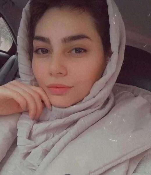 عکس دختر جمشید در نیسان آبی