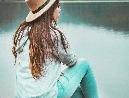 عکس پروفایل دخترونه غمگین نشسته