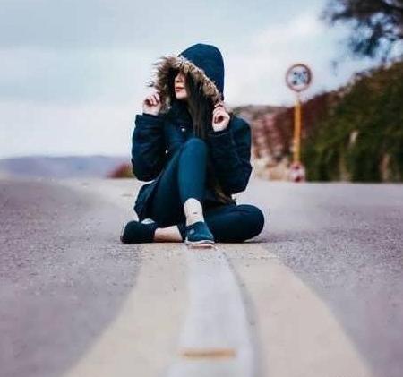 عکس پروفایل دخترونه غمگین نشسته
