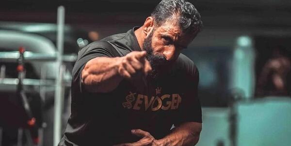 عکس هادی چوپان با لباس محلی