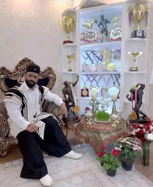 عکس هادی چوپان با لباس محلی