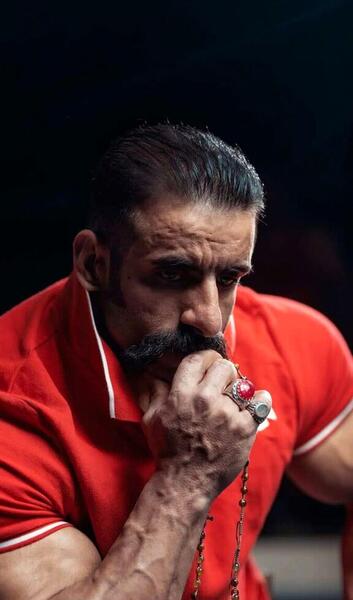 عکس هادی چوپان با لباس محلی