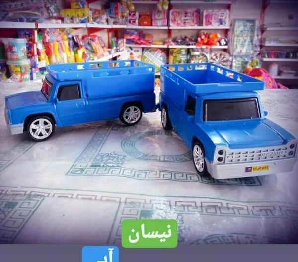 عکس ماشین نیسان آبی اسباب بازی