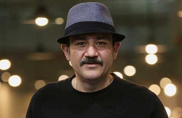 عکس مهران غفوریان در نیسان آبی