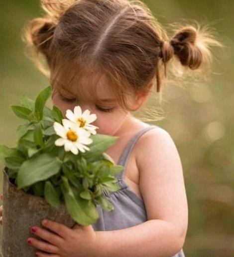 فانتزی عکس دختر با گل برای پروفایل