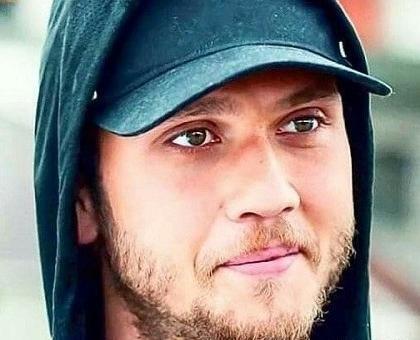 دانلود عکس یاماچ با تفنگ