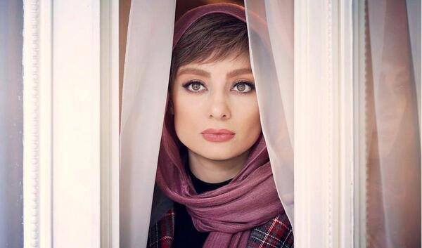 عکس یکتا ناصر در نیسان آبی
