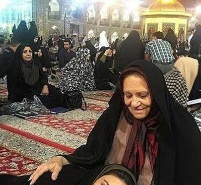 ژست عکس در حرم امام رضا پسرانه
