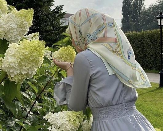 لاکچری باکلاس عکس دختر با گل برای پروفایل