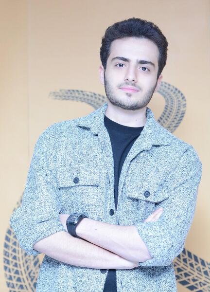 عکس حسین یاری در نیسان آبی