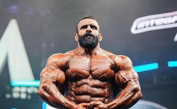 عکس هادی چوپان با لباس