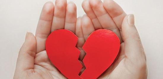 عکس قلب شکسته در دست