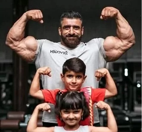 عکس هادی چوپان با خانواده اش