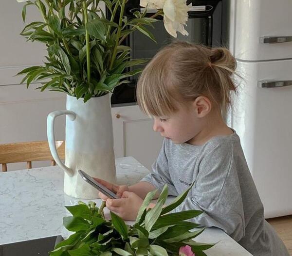 عکس پروفایل گوشی بچه گانه