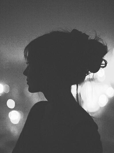 عکس پروفایل غمگین دخترانه سیاه و سفید