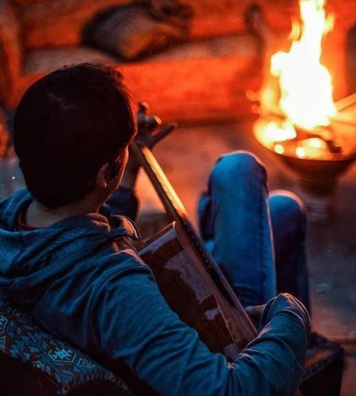 عکس پروفایل تنهایی با گیتار