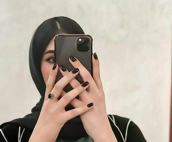 عکس پروفایل دختر با گوشی آیفون ۱۳