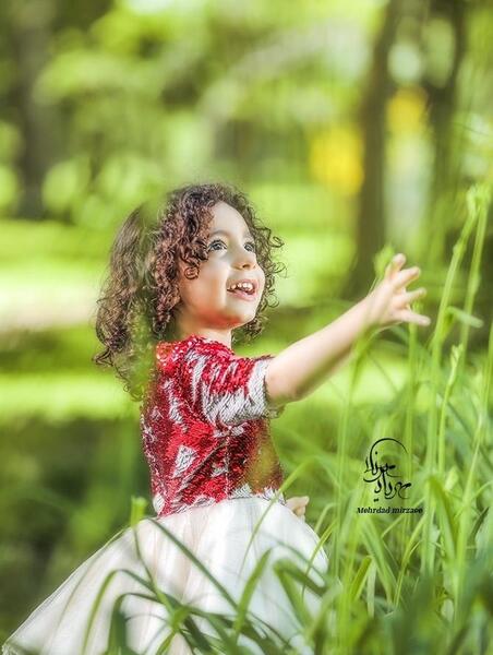 ژست عکس کودک فضای باز