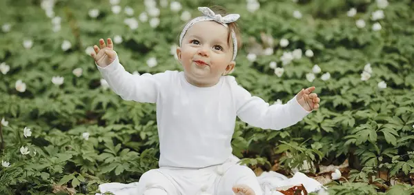 ژست عکس کودک دو ساله
