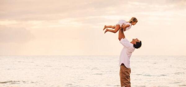 ژست عکس کودک کنار ساحل