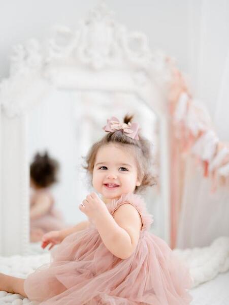 ژست عکس کودک یک ساله دختر