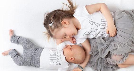 ژست عکس کودک خواهر و برادر