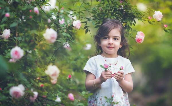 ایده ژست عکس کودک در فضای باز