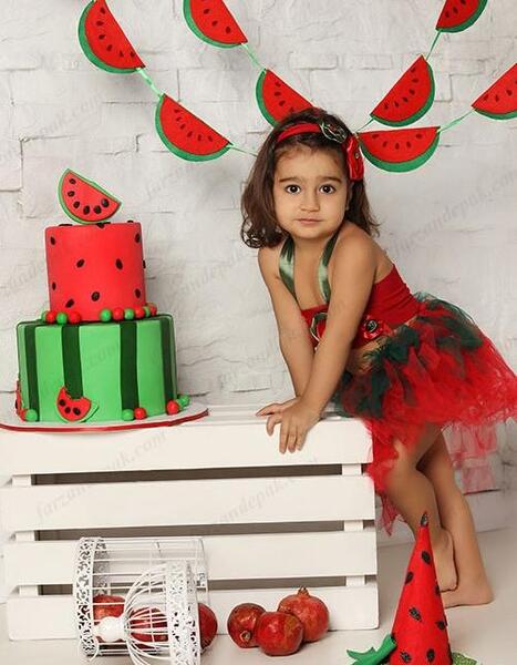 ژست عکس کودک برای شب یلدا