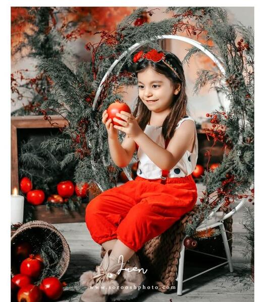 ژست عکس کودک برای شب یلدا