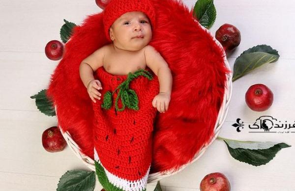 ژست عکس کودک برای شب یلدا