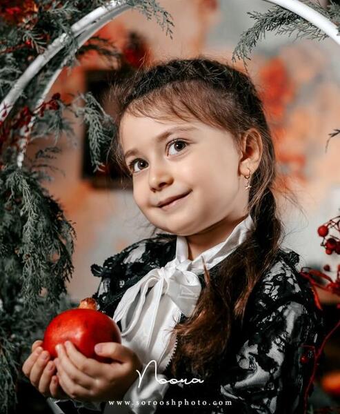 ژست عکس کودک برای شب یلدا