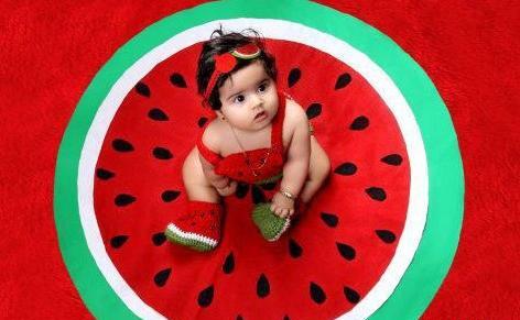 ژست عکس کودک برای شب یلدا
