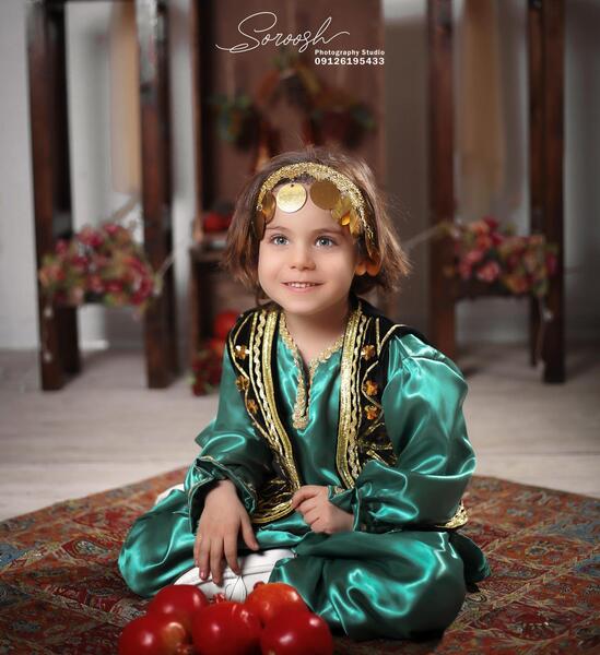 ژست عکس کودک برای شب یلدا
