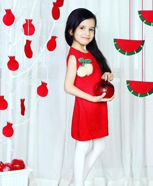 ژست عکس کودک برای شب یلدا