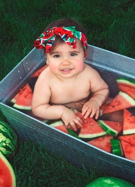 ژست عکس کودک برای شب یلدا