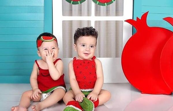 ژست عکس کودک برای شب یلدا