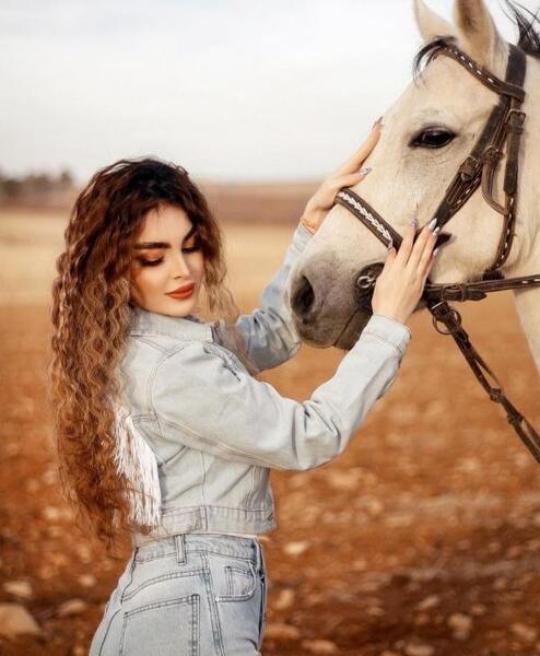 ایده ژست عکس با اسب