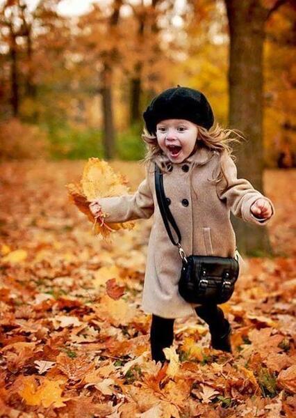 ژست عکس کودک پاییزی
