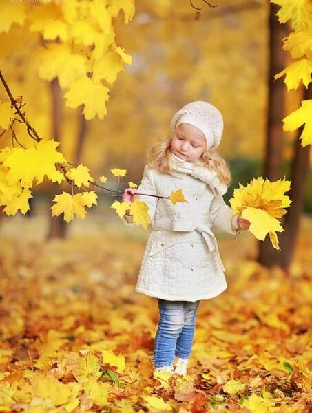 ژست عکس کودک پاییزی