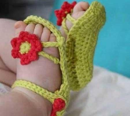 عکس پاپوش بافتنی نوزاد دختر