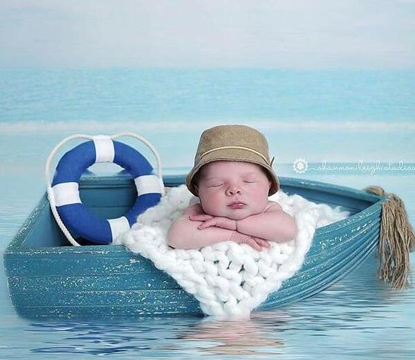 ژست عکس کودک لب دریا