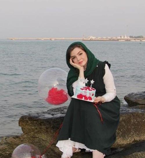 ژست عکس تولد کودک کنار دریا
