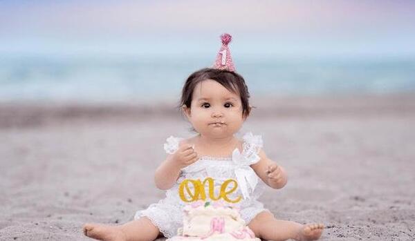 ژست عکس تولد کودک کنار دریا