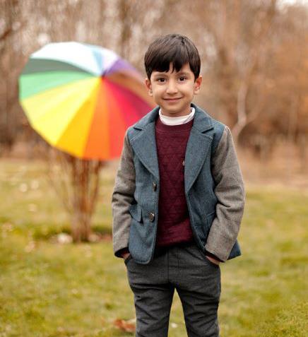 ژست عکس کودک پسر در فضای باز