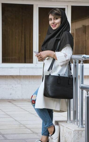 عکس دختر دانشجو باکلاس