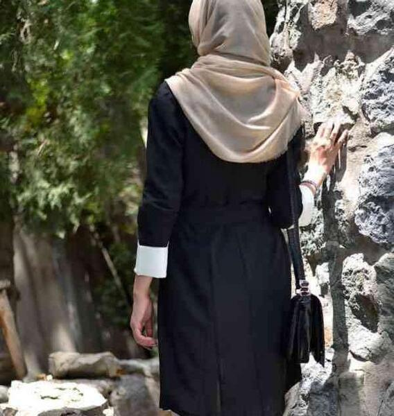 عکس دختر دانشجو باکلاس