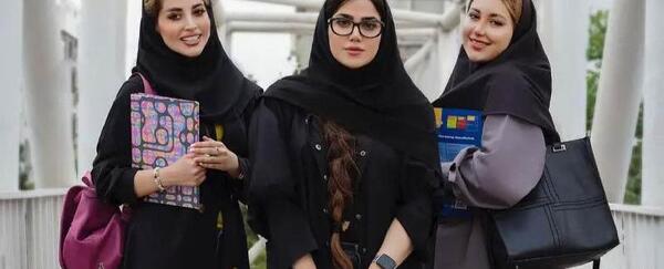 عکس دختر دانشجو باکلاس