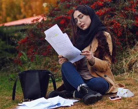 عکس دختر دانشجو باکلاس