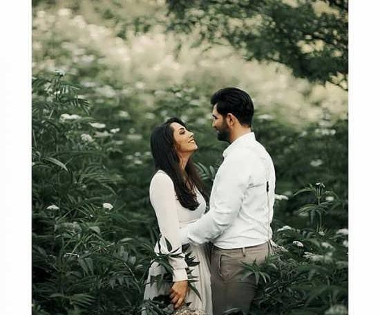 ژست عکس سالگرد ازدواج با کیک در طبیعت