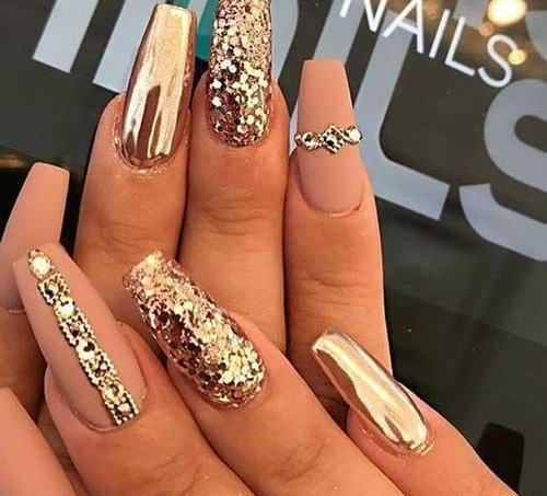 عکس دیزاین ناخن با لاک اکلیلی